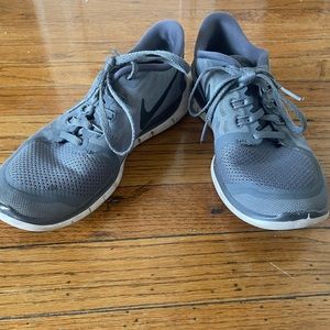 Nike Grey Sneaker Size 6.5 Youth - equivalent to a Women’s 7